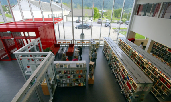 Oversiktsbilde over biblioteklokalet på Nordfjordeid.