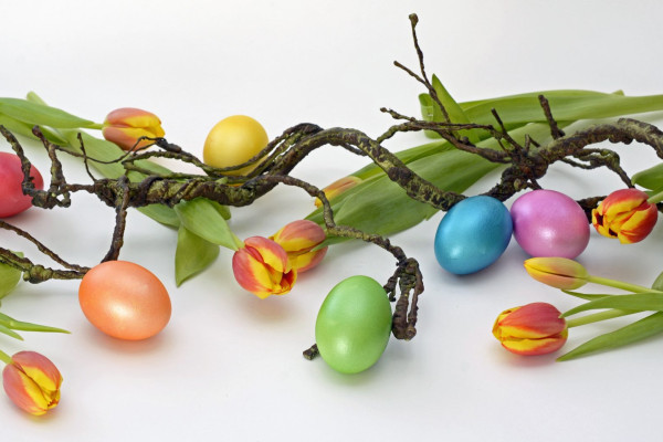 Fargerike påskeegg og tulipaner